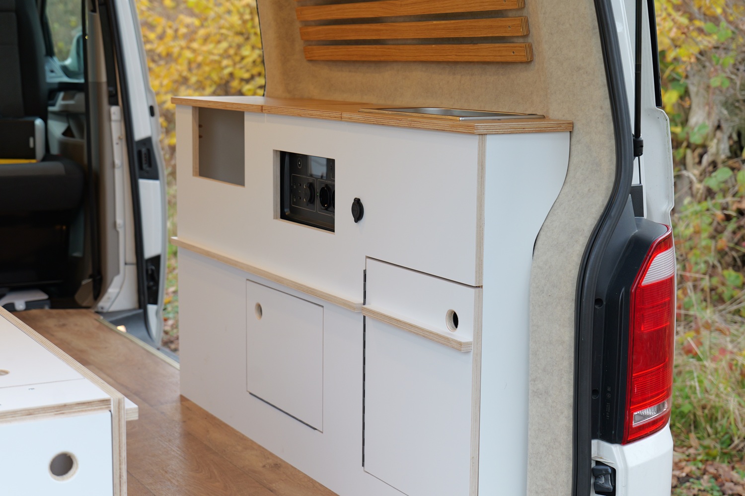 Schrank-Modul mit Wasser- und Powersystem