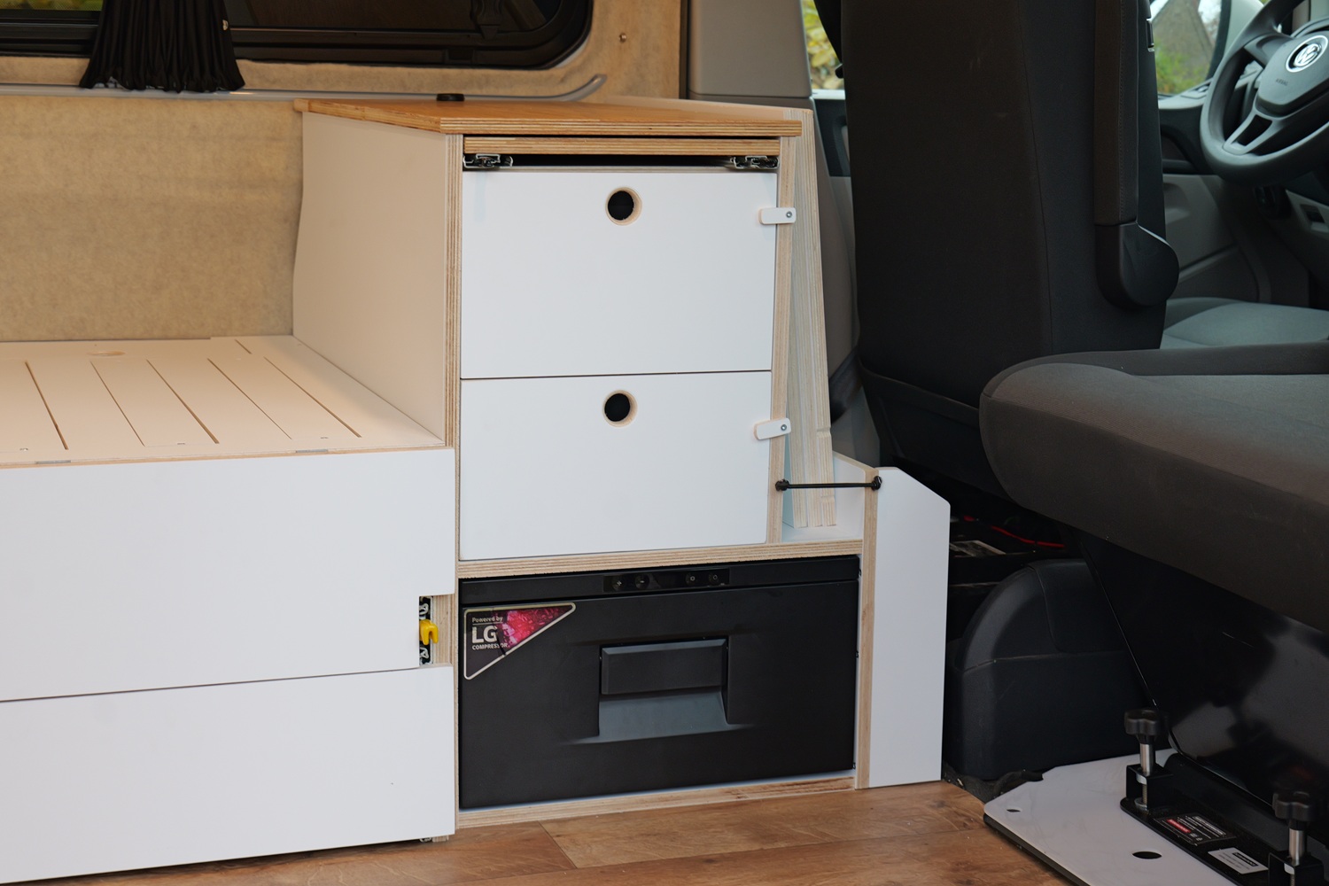 Turm-Modul mit Kühlschrank und Tisch